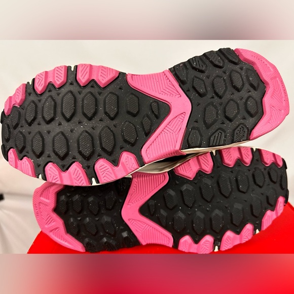 New Balance Women’s FRESH FOAM 510v6  Black with real pink and phantom 8… - Picture 10 of 10